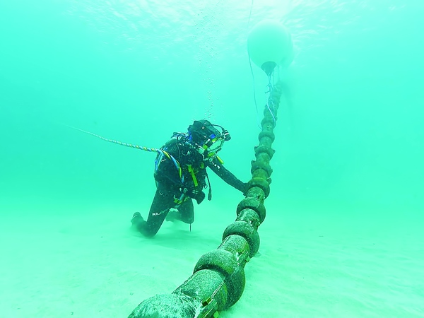 Installation of articulated pipes for subsea cable protection